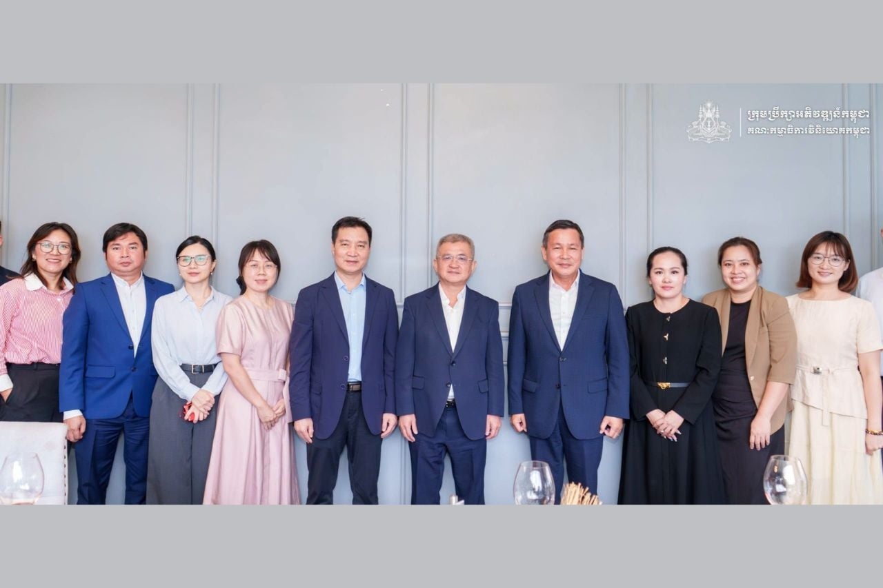 ជំនួបអាហារការងារថ្ងៃត្រង់ជាមួយគណៈប្រតិភូមកពីតំបន់ស្វយ័តក្វាងស៊ីនៃសាធារណរដ្ឋប្រជាមានិតចិន